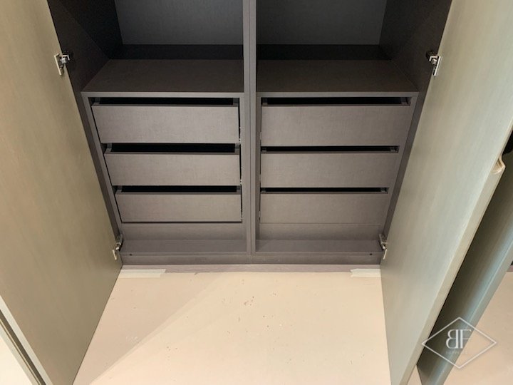 Wardrobe compartment fitted with two columns of internal drawers